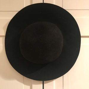 Trendy black floppy hat